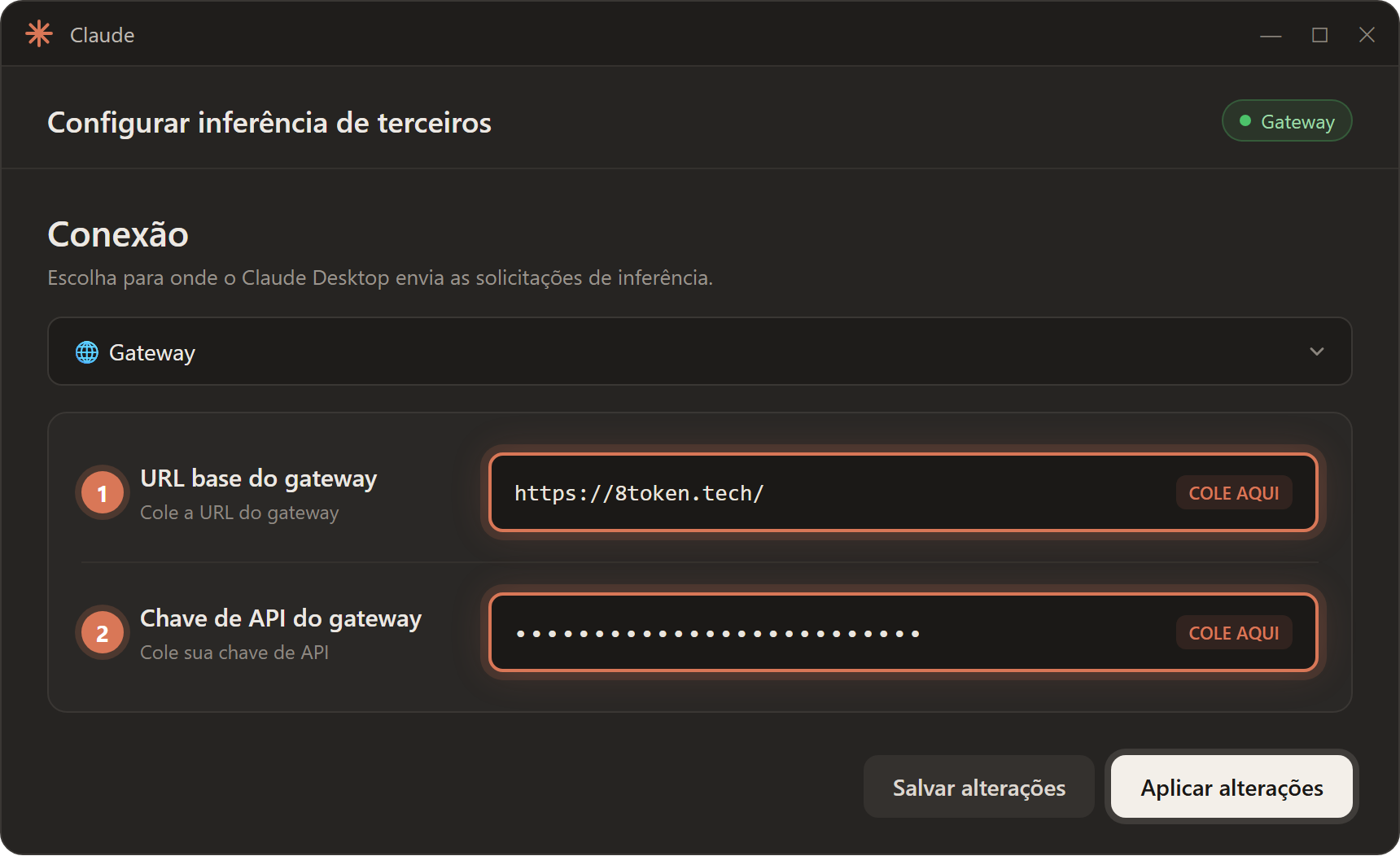 Tela Configurar inferência de terceiros do Claude Desktop: em Conexão está selecionado Gateway, com os campos URL base do gateway preenchido com https://8token.tech e Chave de API do gateway.